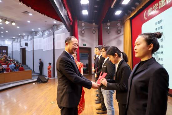 图片2 李伟凯副董事长为获奖员工颁发荣誉证书